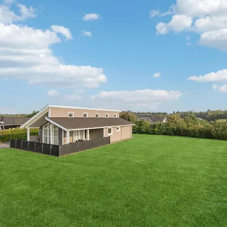 Three-bedroom In Hemmet Casa vacanze *